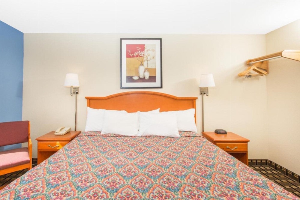 Days Inn by Wyndham Effingham Image 19