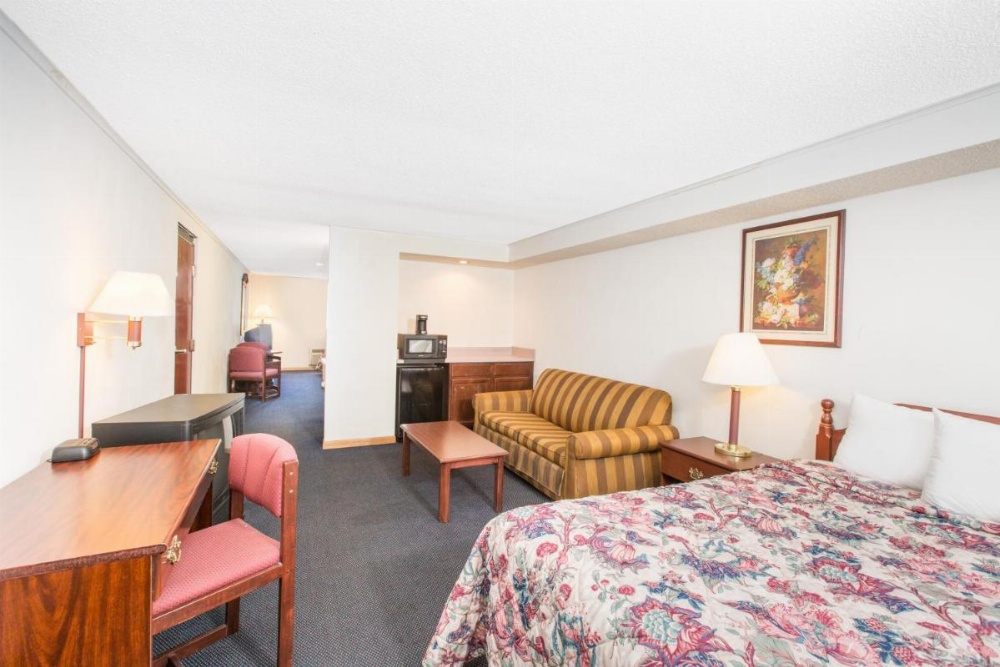Days Inn by Wyndham Effingham Image 21