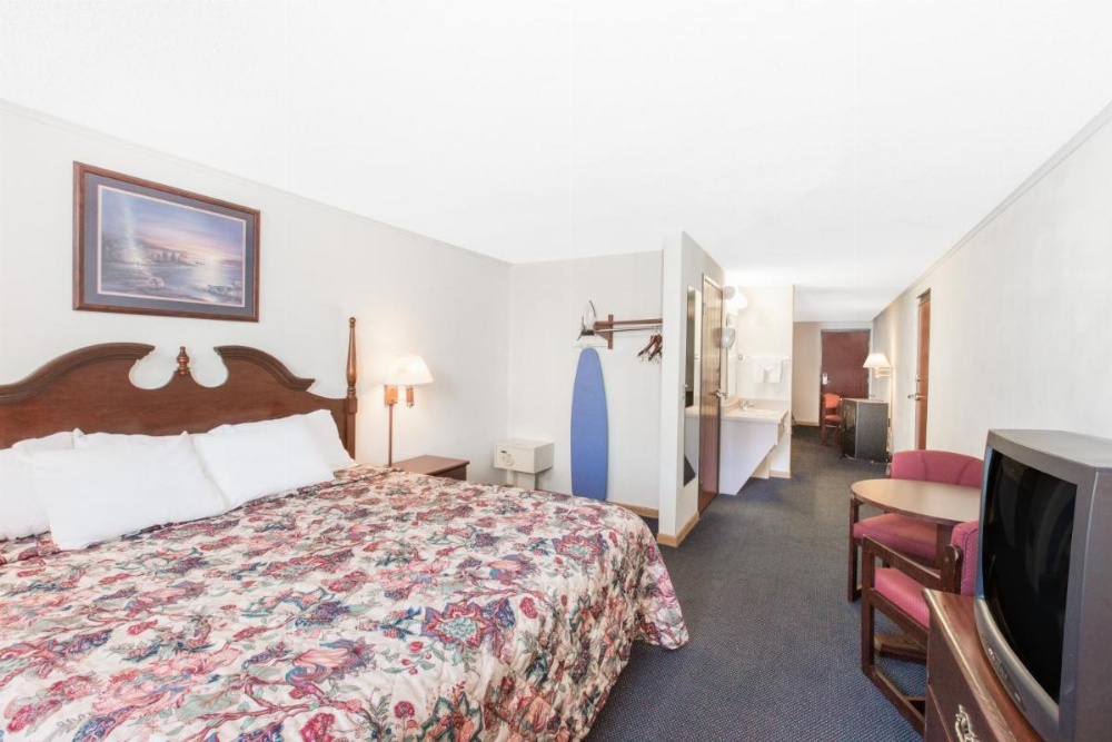 Days Inn by Wyndham Effingham Image 23