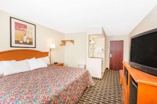 Days Inn by Wyndham Effingham image 4