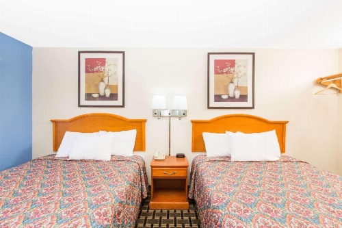 Days Inn by Wyndham Effingham image 5